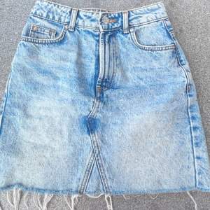 Hög midja jeans kjol från primark bra skick, super fin perfekt till sommarn 