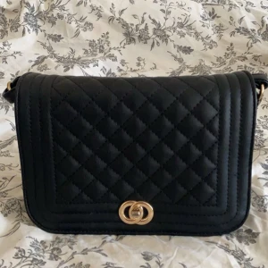 Svart axelrem väska - Säljer denna axelrems väska då den inte används, den är i bra skick och har innerfack med leopard mönstrad insida💗kontakta för mer info😊