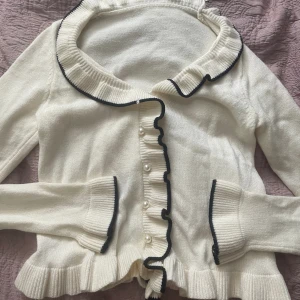 Stickad tröja  - Jättefin oanvänd tröja i nyskick. Säljes då den aldrig kommer till användning, vet tyvärr inte var den är ifrån. Passar storlek XXS-S. Priset är diskuterbart, om du vill ha fler bilder så är det bara att fråga. 