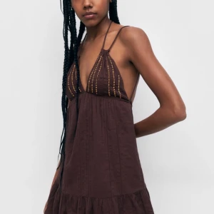 Sommarklänning - Brun sommarklänning med pärlor från Pull & Bear. Helt oanvänd i storlek M. Ordinarie pris 379kr. 