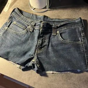 säljer de här jättefina jeansshortsen som jag har klippt själv as snygga men är tyvärr för stora på mig!🥰 står inte storleken men skulle säga att de passar S och M❤️