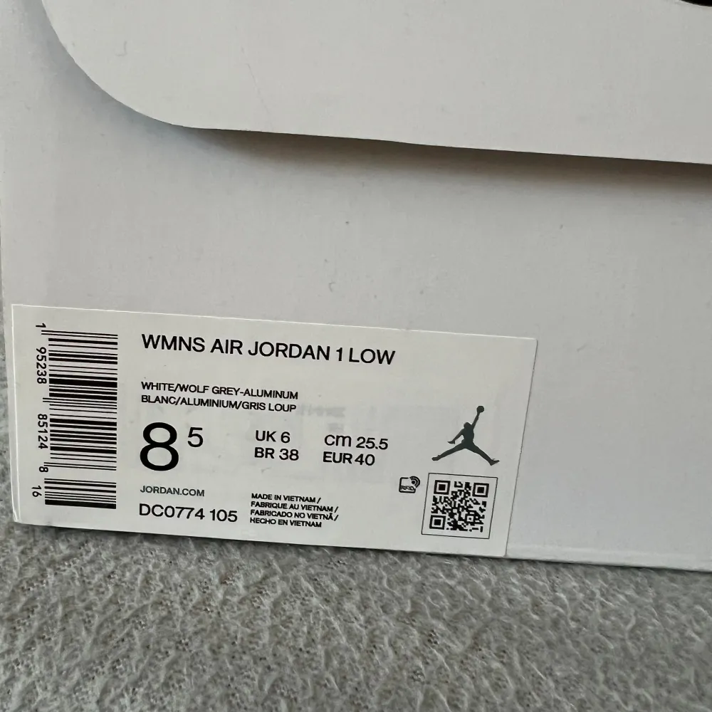 Ett par Jordan 1 Low wmns i storlek 40. Använda men i bra skick i färgen white/wolf grey☺️. Skor.