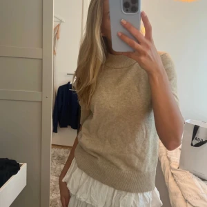 Stickad t-shirt - Superfin stickad t-shirt ❤️ tröjan är i nyskick och har den perfekta passformen. Storlek XS. Skriv gärna vid fler frågor!