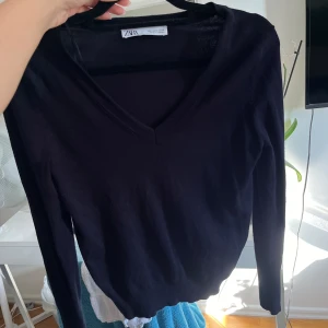 Stickad tröja - Super fin stickad tröja med V-ringning. Marinblå.