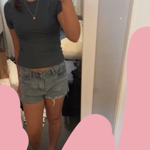 T-shirt - En jätte fin t-shirt, HELT oanvänd MEN prislappen är ej kvar! Den är lite mer åt det gröna hållet/ turkosa i verkligen. Från Bohoo