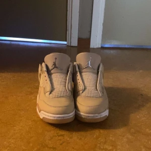 Jordan 4 - Säljer ett par Jordan 4  Köptes för 2000 säljs för 1500.  Använda men bra skick, snören hänger med. Privat för fler bilder.
