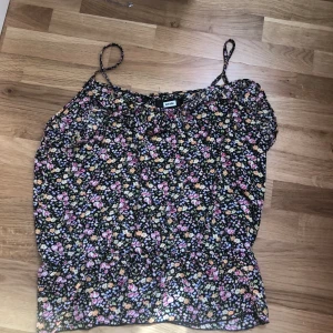 Linne med blommor😍🌸🫶🏼🥰 - I bra skick!😍 Den passar till nästan allt , nästan aldrig använt. Så helt ny kan man säga🌸🥰