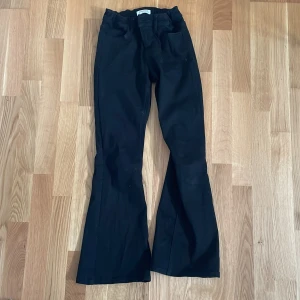 Utsvängda jeans  - Jättefina populära jeans köpta från Lindex! Hör av er om ni vill köpa! 