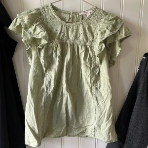 Ljusgrön blus - Ljusgrön blus i nyskick, storlek m men snarare s. Nypris: 500kr mitt pris: 250kr
