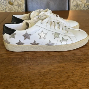 Saint Laurent Skor - Strlk 42.5  Bra skick med lite slitage i sulan. Ingen box Äkthets bevisade från Vestaire. Nypris 4500kr 
