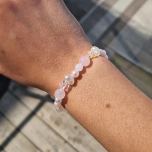 Rosa Armband - ☆●°•○° Består av en tålig elastisk tråd och ett fint urval pärlor. 