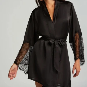 Satin morgonrock  - Säljer då jag ibte använder den köpt på hunkemöller för 679❤️