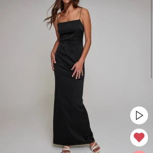 Balklänning - Jättefin svart klänning som passar super till bal osv. Hann inte skicka tillbaka den så prislapp är kvar. Endast testad. Storlek 40 men passar en 38 med. Köpt för 800kr