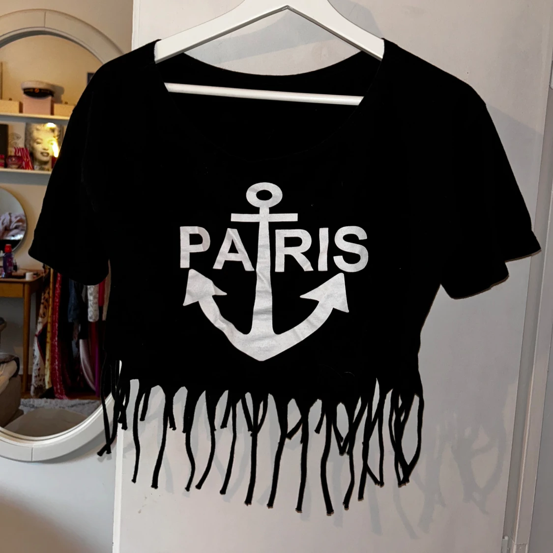 Svart crop top med text