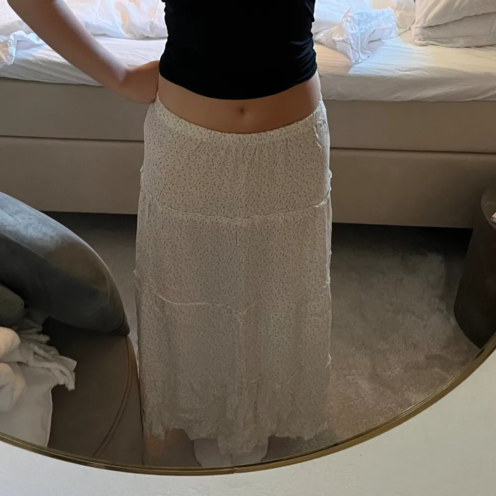 Blommig långkjol från Brandy Melville🌼Använd fåtal gånger💕Kjolen är onesize men skulle säga att den är storlek S, för den passar mig som brukar ha S🫶🏼. Kjolar.