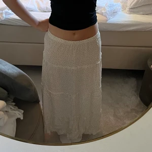 Blommig långkjol  - Blommig långkjol från Brandy Melville🌼Använd fåtal gånger💕Kjolen är onesize men skulle säga att den är storlek S, för den passar mig som brukar ha S🫶🏼