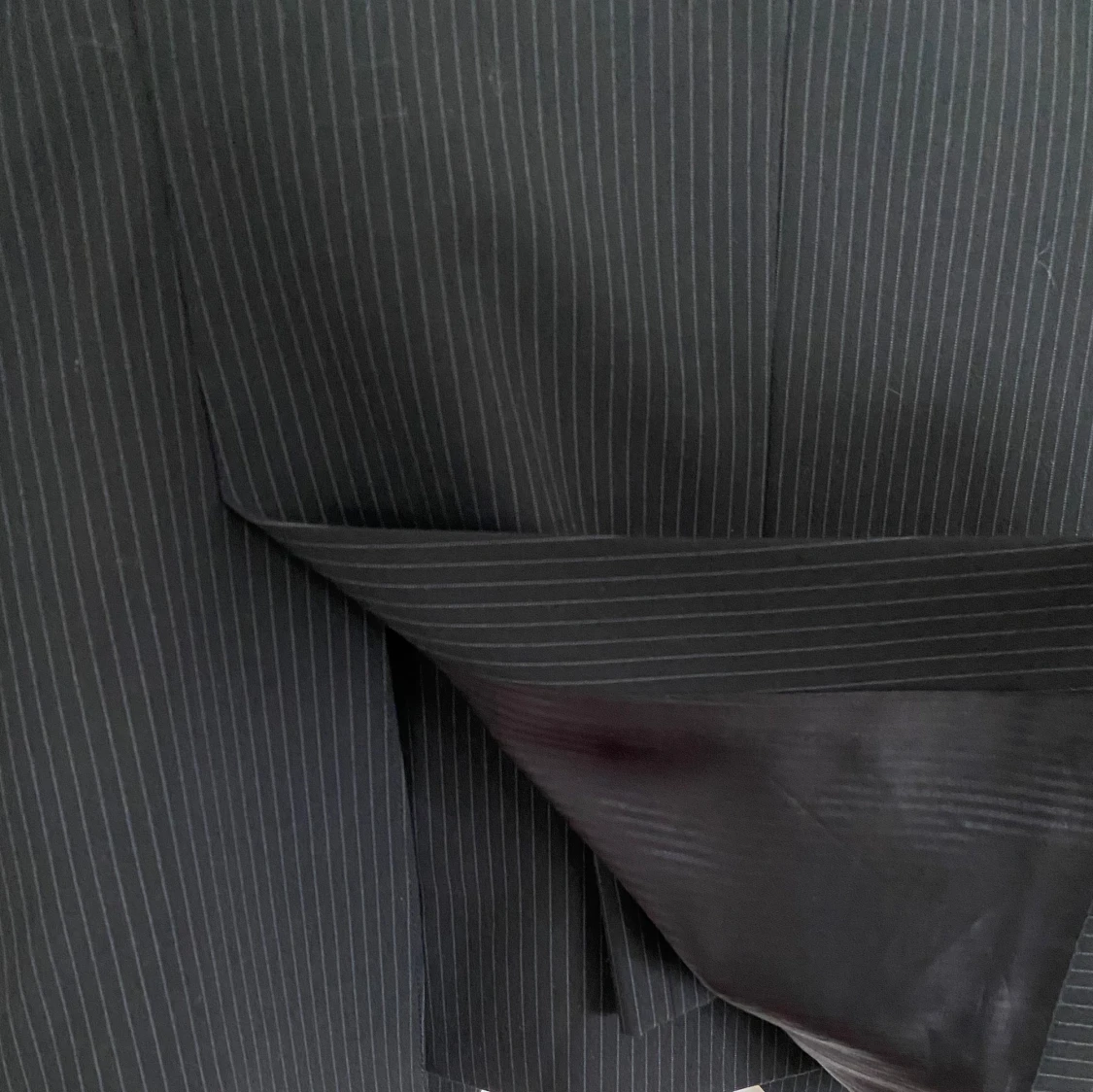 Snygg kritstrecksrandig svart kostym - 93