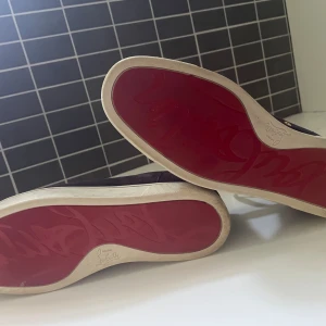 Louboutins Strl 44 - Feta loubs i så gott som nyskick, 9/10. Storlek 44 men passar också större.