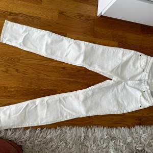 Vita skinny jeans från H&M.  Helt nya med prislapp kvar.  Storlek 40.  