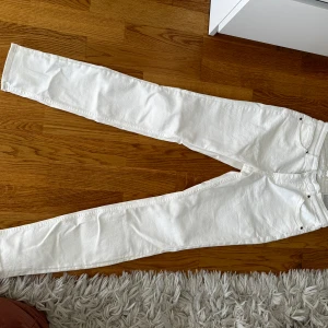 Vita skinny jeans.  - Vita skinny jeans från H&M.  Helt nya med prislapp kvar.  Storlek 40.  