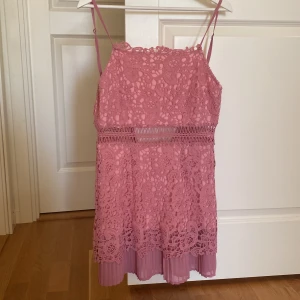 Söt rosa klänning - Jätte fint skick  Knappt använd