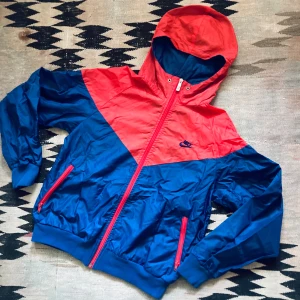 Vintage retro kult vindjacka vct 90s y2k new rave 70-tal - Kultförklarad vindjacka från nike Tidigt 90-tal eller sent 70-tal Two tone och dragkedja Storlek S Längd 61cm Bredd 54cm Ärmlängd 52cm