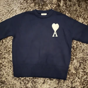 AMI Paris stickad tröja  - Tja, säljer denna mörkblå AMI paris tröja i storlek L då den inte används så mycket. Bara använd ett fåtal gånger. Priser är förhandlingsbart 🤝🏼 påse och tagg medföljer 🌟