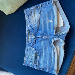 Zara jeans shorts  - Jeans shorts från zara i storlek L men sitter mer som en M!
