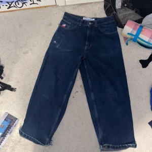 Bigboy jeans - Väldigt använda jeans, använder dem inte längre Har sytt på dem där nere, jätte enkelt att ta upp styngnen då jag sydde för hand (inte det snyggaste) 