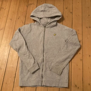 Grå hoodie med dragkedja - Köpt här på plick men har inga tydliga fläckar eller så. På lappen står det 14/15 år på storlek, men skulle säga att den är storlek S. Kontakta mig privat vid frågor eller intresse 💓