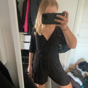 Jumpsuit  - Jättehärlig jumpsuit som är både skön och snygg! Passar 40/42/44. Inga defekter💘