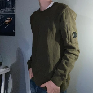 Cp company sweatshirt  - Säljer denna feta olivgröna cpcompany sweatshirten! Nästan oanvänd, som ny! Nypris på denna är 1799kr!