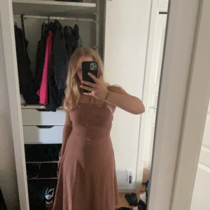 Klännig - Fin sommarklänning med fina detaljer! Gammelrosa, passar bra på 34-38, osäker på märke men tror det är Lindex eller H&M