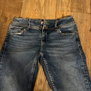 Säljer mina jättefina jeans från Gina därför att de är för små använda fåtal gånger så Är i super skick💖