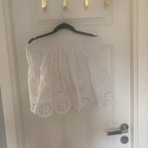 Zara kjol  - En superfin kjol ifrån zara som jag tyvärr inte använder längre då den är för liten, den är i storlek 13-14 (164cm) skriv vid frågor eller fler bilder, använd ett fåtal gånger förra sommaren, inga defekter eller fläckar men tvättas innan jag skickar!