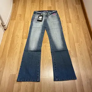 (38) Lågmidjade bootcut jeans helt nya med lappar kvar, midjemått rakt över: 34 cm, innerbenslängd: 84cm. 🩵 