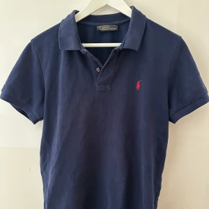 Raffe pike - Väldigt fin piké från Ralph Lauren. Bra skick, men har använts en del! Storlek M