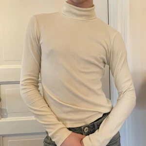 Tight långärmad polo beige ribbad stickad gul weekday - Beige tight polo från Weekday i ribbat material 🐚🐚 sÅÅÅ skön och najs basic🤍🤍