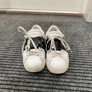 Valentino open - Valle skor t riktigt bra pris! Dessa är använda rätt mycket men har väldigt mycket kvar att ge. Skorna hade använts men har ej plats längre, därav säljs de. Storlek 41, passar 42. 6-7/10 skick och har inga flaws mer än de på bilderna, endast rätt använda.