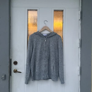Khasmir zip-hoodie - Säljer min helt nya Barluco khasmir zip hoodie från barluco i färg grå i storlek S säljer på grund av den inte passar mig den är väldigt Likt den populära Kashmir zip hoodien från soft goat och är väldigt bekväm och snygg att ha på sig. 