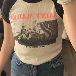 T-shirt med tryck från brandy mellville, oanvänd och i bra skick 💕passar storlek S