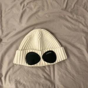 C.P Company - Mössa - C.P Company mössa köpt på NK i Gbg för ca ett år sen. Använd mest under förra vintern och har endast legat undanlagd sedan dess. Skriv för mer info ifall intresse finns, inga skambud!