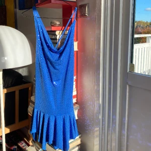 Festlig y2k klänning💓 - Supercool klänning för nån fests eller varöfr inte nuyår! Väldigt strechigt material så passar nog flera storlekar, allt mellan s-l. 