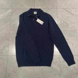 John Henric 100% Kashmir piké - Säljer nu denna feta långärmade piké i 100% Kashmir. Tröjan är helt ny och har aldrig använts, kommer med tags - Storlek: M men passar S - Nypris: 2199 kr - Hör av er vid minsta fråga eller fundering :)