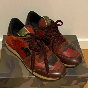 Valentino rockrunners  - Ett par sjukt snygga valentino rockrunners. Färgen röd i  bra skick som ni ser på bilderna. Box, dustbag och extra laces tillkommer. Skorna är i storlek 38,5💯men passar större. Mvh Ted