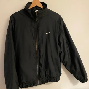 Nike sportswear jacket  - Oanvänd nike jacka med krage. Strl XS men stor i storleken! 