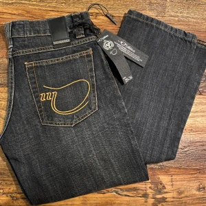 Mo’Cycle Jeans - Riktigt shyssta Jeans i ett väldigt bra skick, 10/10 aldrig använda. Jeansen sitter straight fit och är därför lätta att lägga upp om de är för långa. Lite stretch. Nypris: 1395