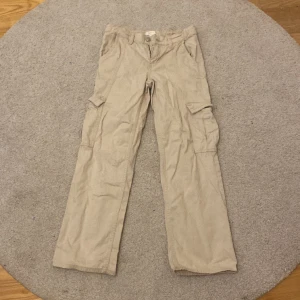 lågmidjade cargopants  - lågmidjade trendiga cargopants från gina tricot young i storlek 146.  Använda men som nya. Originalpris ca 400 kr säljer för 240kr 🤗Skriv för bilder på. 