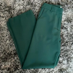 Mörkgröna madlady kostymbyxor🐸🐸 - Mörkgröna madlady kostymbyxor i modellen Nova. Väldigt bra skick, som nya💚 Stl S, längd 30