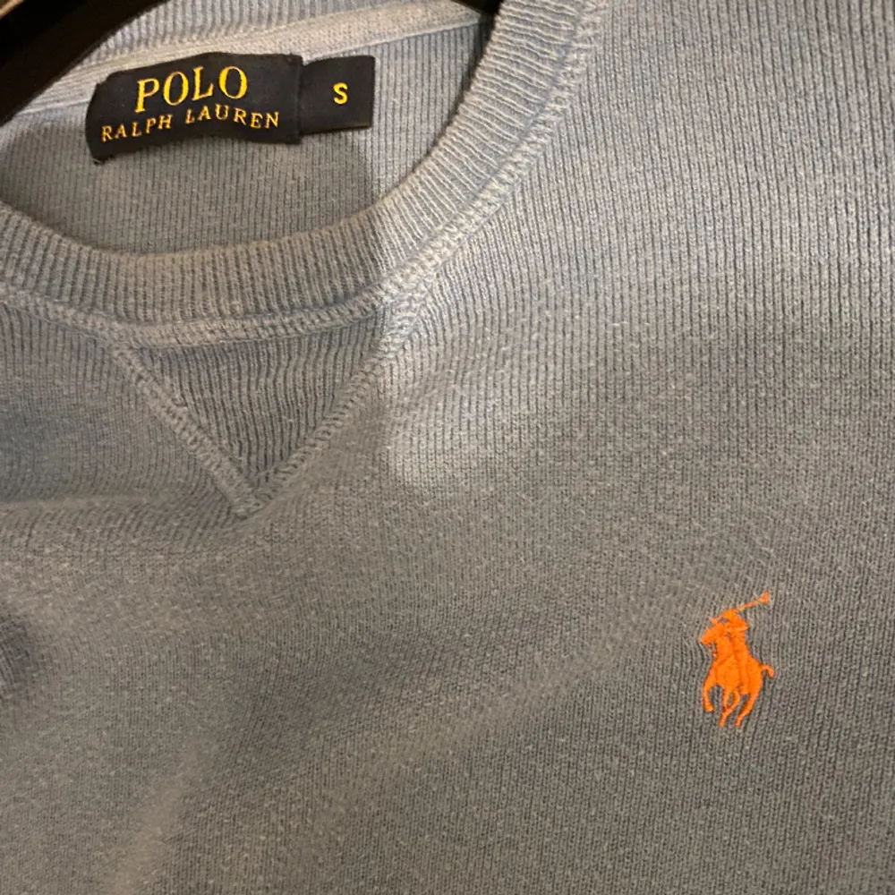 Jättestilig Ralph Lauren sweatshirt som är perfekt till vintern❄️. Modellen i bilden är 178Cm. Tröjan har inga defekter och är i 9/10 skick🌟. Säljer den för 299kr kontra original priset som ligger på 1299kr.. Stickat.